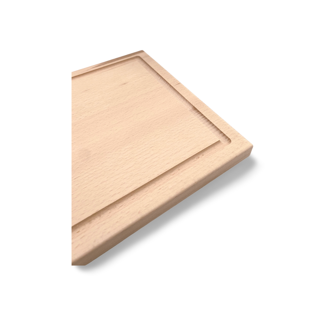 Helles Holzschneidebrett mit einer Saftrille.