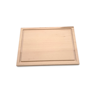 Ein helles Holzschneidebrett mit einem gerillten Rand.