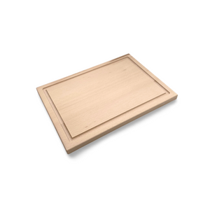 Helles, rechteckiges Holzschneidebrett mit gerilltem Rand.