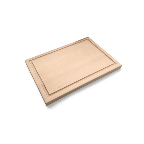 Helles, rechteckiges Holzschneidebrett mit gerilltem Rand.