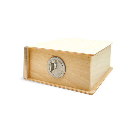 Leichtes Holzkästchen mit einem runden Metallschloss und Schlüssel.