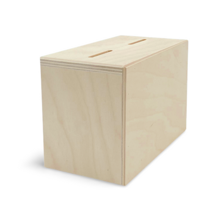 Helle Holzkiste mit zwei Schlitzen auf der Oberseite.