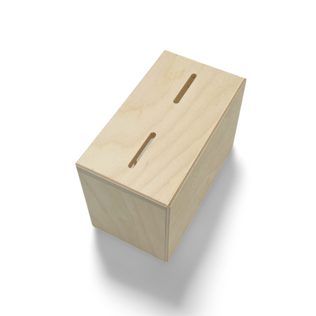 Eine helle Holzkiste mit zwei Schlitzöffnungen auf der Oberseite.