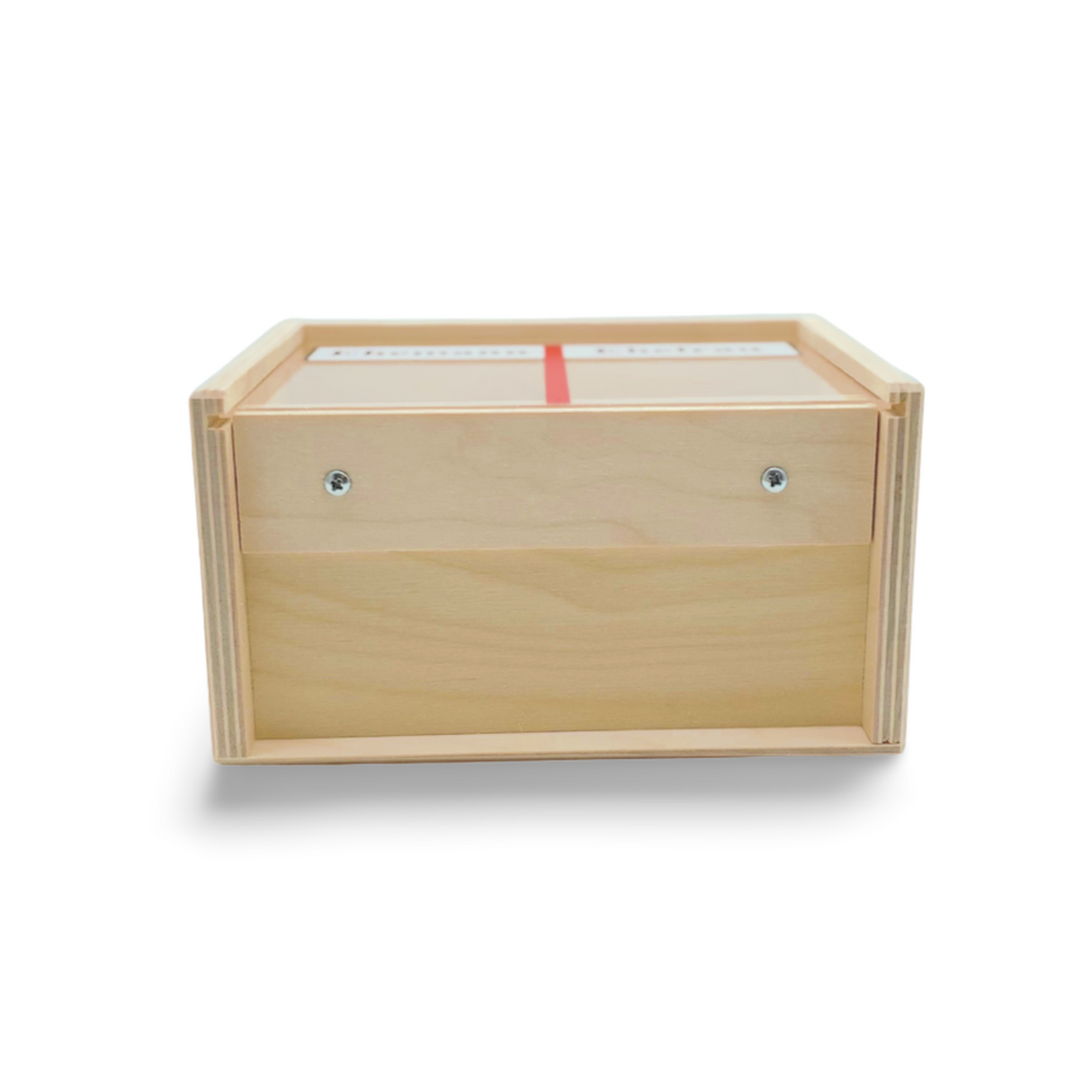 Hellbraune Aufbewahrungsbox aus Holz mit einem roten Streifen auf dem Deckel.