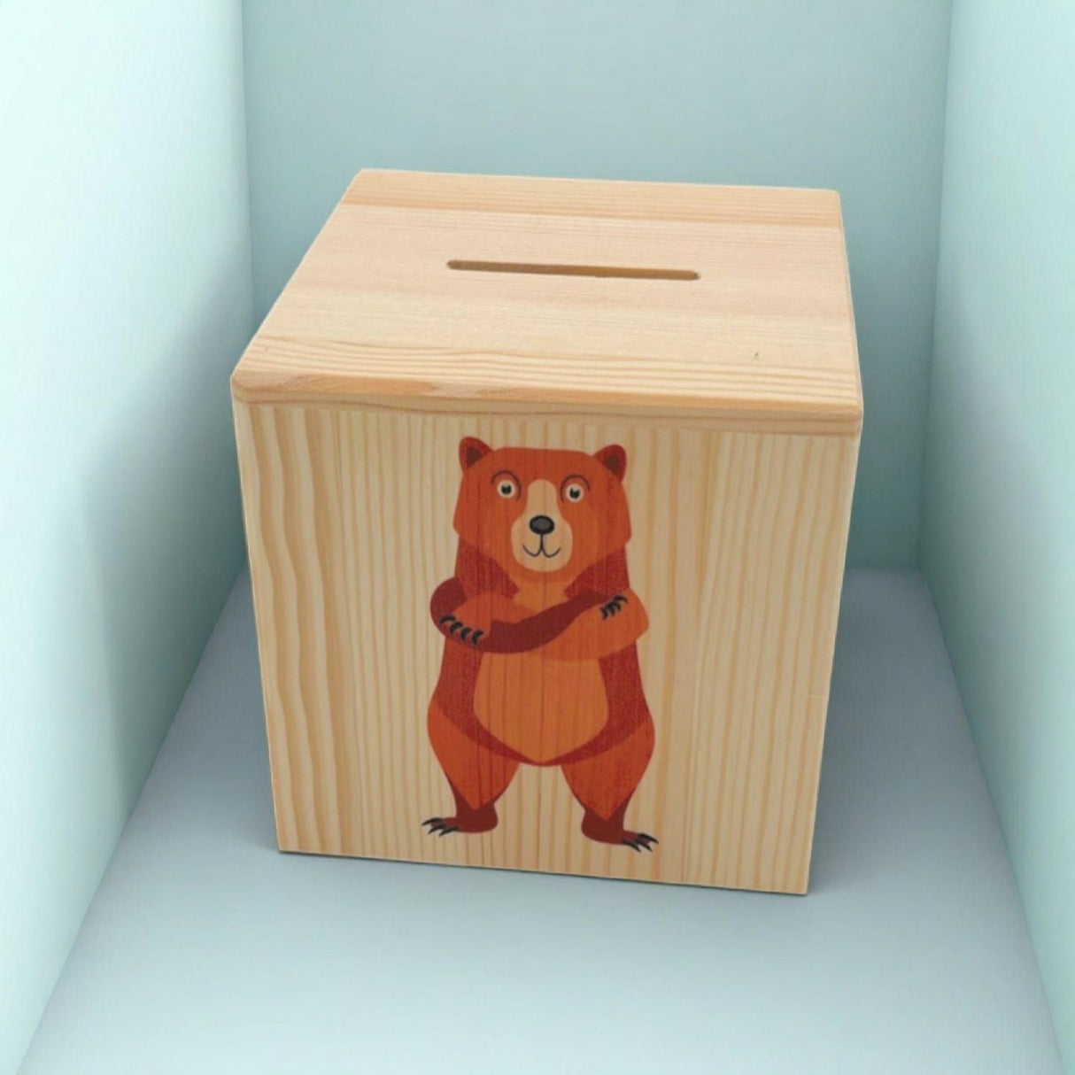 Spardose aus Holz mit Bärenmotiv