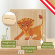 Sparschwein aus Holz mit einem Cartoon-Löwenmotiv.