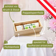 Ein Holzkästchen, das zum Schutz und zur Aufbewahrung einer Taufkerze dient.