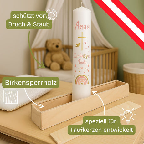 Weiße personalisierte Taufkerze mit goldenem Kreuz, pinken Herzen und Regenbogen-Design.