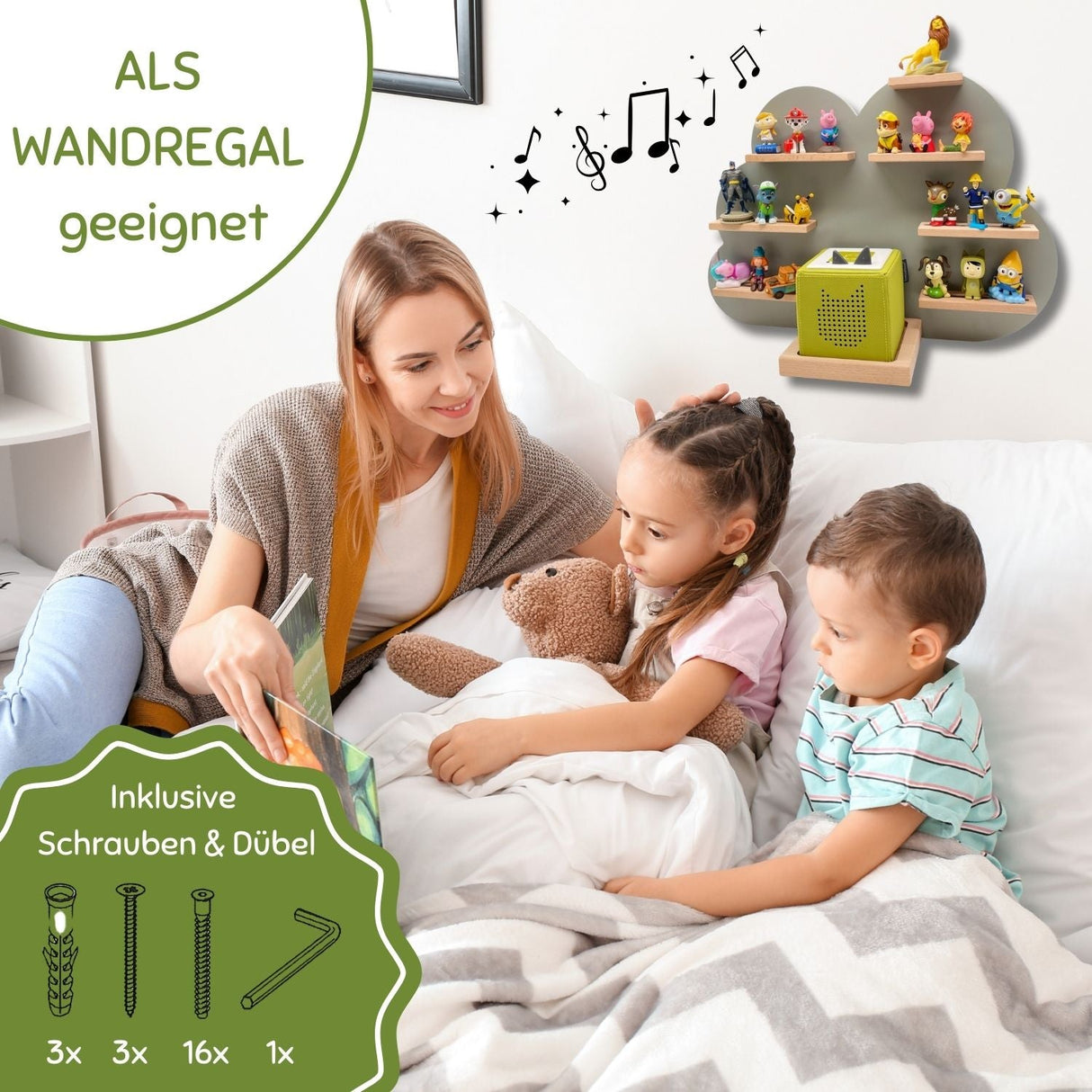 Holzschweberegale mit Noten und Spielzeugfiguren.