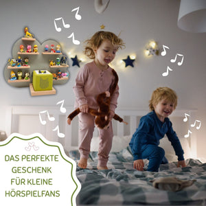 Holzspielregal mit Tierfiguren und einem Lautsprecher.