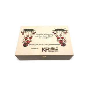 Helle Holzkiste mit festlichen roten und goldenen Ornamenten und einem Weihnachtsgruß.