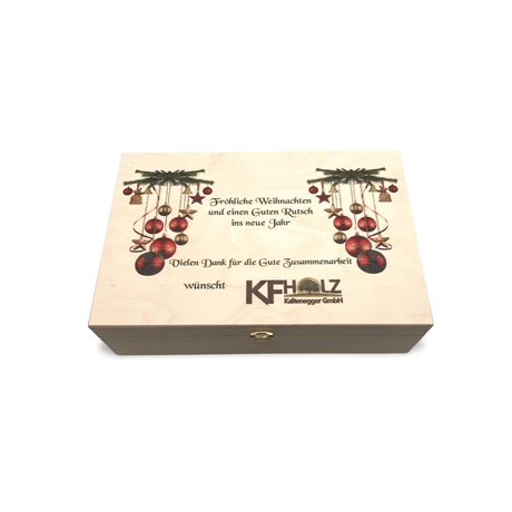 Helle Holzkiste mit festlichen roten und goldenen Ornamenten und einem Weihnachtsgruß.