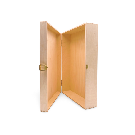 Ein offenes, leeres, helles Holzkästchen mit einem Riegel.