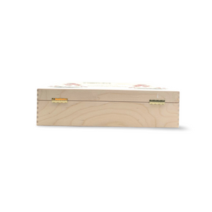 Helles Holzkästchen mit zwei goldenen Scharnieren auf der Rückseite.