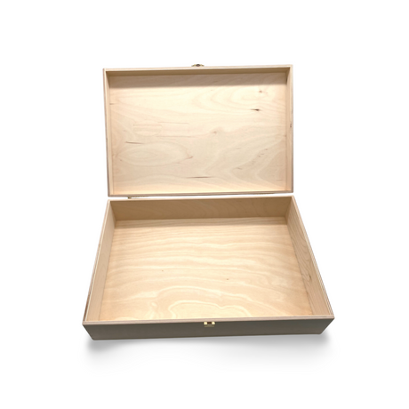 Offene, rechteckige, helle Holzschachtel mit Scharnierdeckel und Metallverschluß.