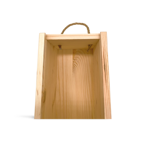 Leere Holzkiste mit Seilgriff.