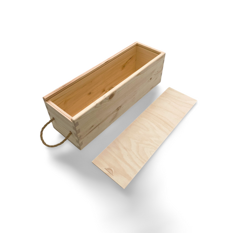 Offene Holzkiste mit Seilgriff und Deckel.