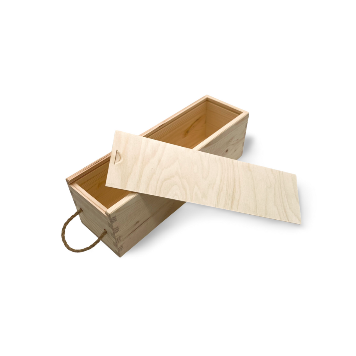 Offene Holzkiste mit Schiebedeckel und Seilgriff.