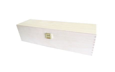 Eine rechteckige weiße Holzkiste mit einem hellen Verschluss auf der Vorderseite.
